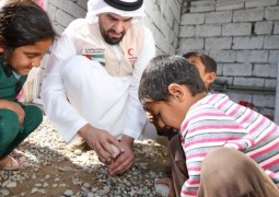 حسين الجسمي يشارك في حملة الهلال الاحمر الاماراتي لمساعدة اللاجئين