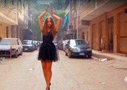 بالفيديو فتاة ترقص الباليه في أحد الأحياء الشعبية في القاهرة