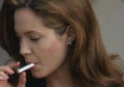 أنجلينا جولى تدخن بشراهة