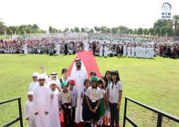 محمد بن راشد يرفع علم الدولة عاليا بحضور أكثر من 20 الف تلميذ من 120 جنسية مقيمة.