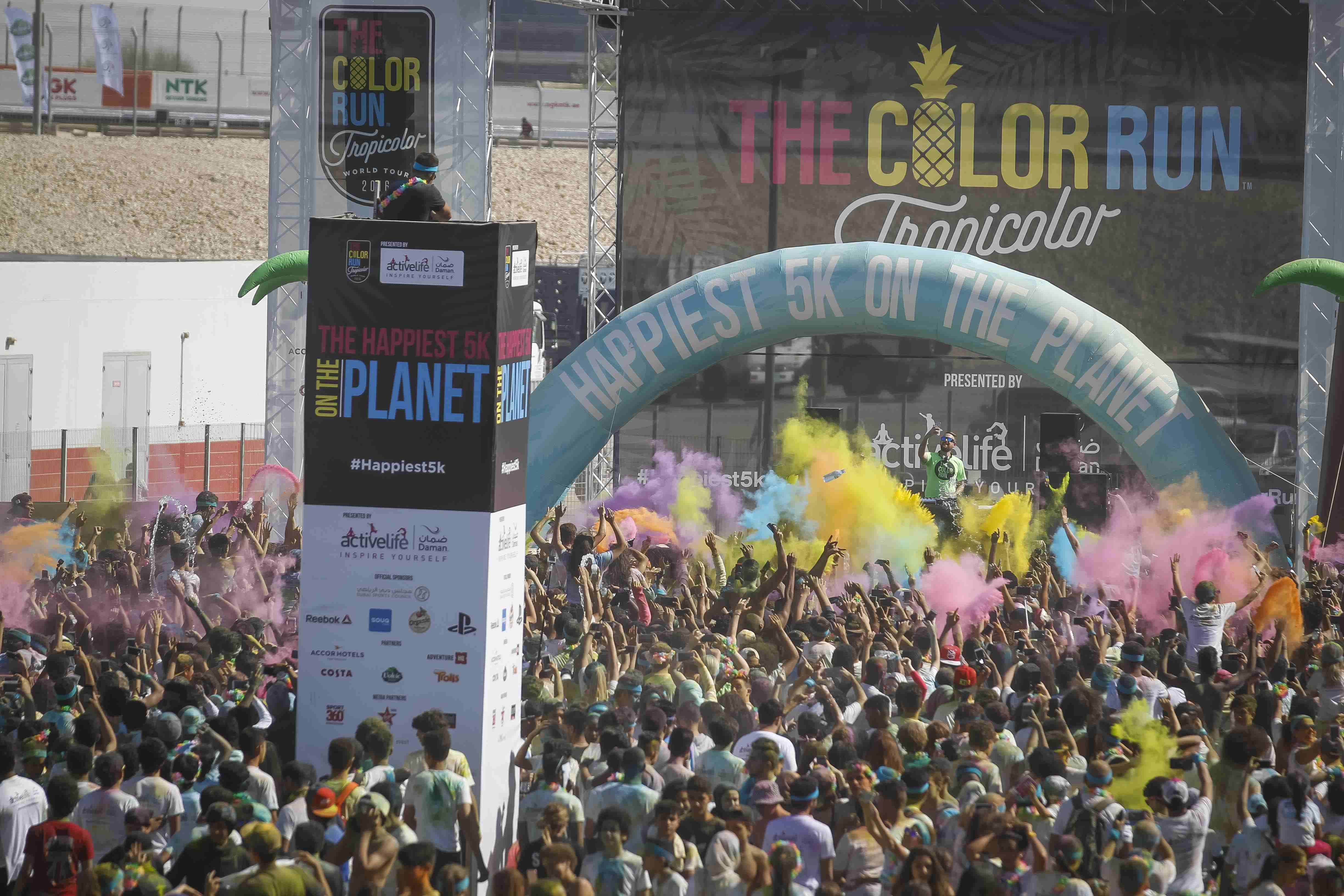 the-color-run-presented-by-damans-activelife-brought-more-than-14000-color-runners-to-dubai