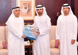 حمدان بن محمد يسلم راية الحكومة الذكية لـ «طرق دبي»