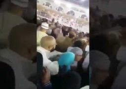 بالفيديو رجال الأمن في بيت الله الحرام يلقون القبض على شخص حاول حرق الكعبة المشرفة