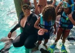 ماريا كارى وتوأمها يسبحان مع “أسماك القرش”