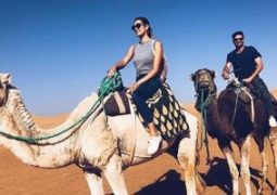 شاهد.. رايان سيكريست وصديقته شينا تايلور برحلة ممتعة فى صحراء المغرب